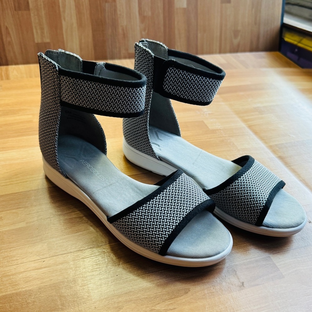 Aerosoles fabric sandals size 6 zip up back